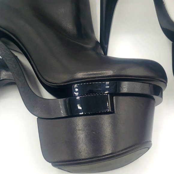 VERSACE BLACK LEATHER WITH GOLD JEWELRY SIZE 39 NEW CONDITION 100% AUTHENTIC - Picture 4 of 16